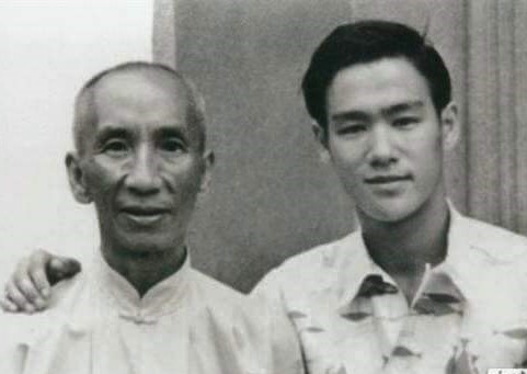 李小龙在年少时拜师叶问学咏春，不过于60年代被家人送往美国读大学，其后更创立截拳道，并于当地开设武馆。