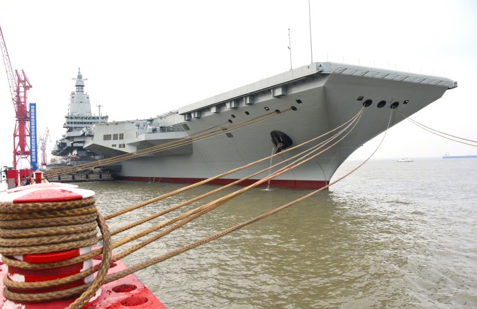 福建舰离开码头首次海试。