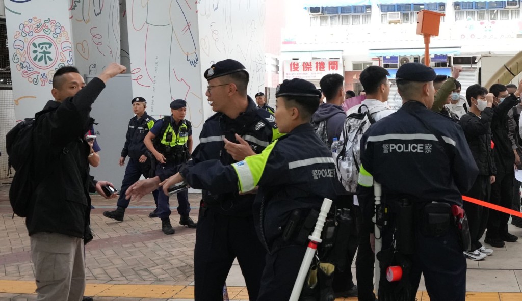 警察機動部隊總部今日(2月3日)在深水埗區舉行大規模公眾活動演習。 警察機動部隊總部今日(2月3日)在深水埗區舉行大規模公眾活動演習。