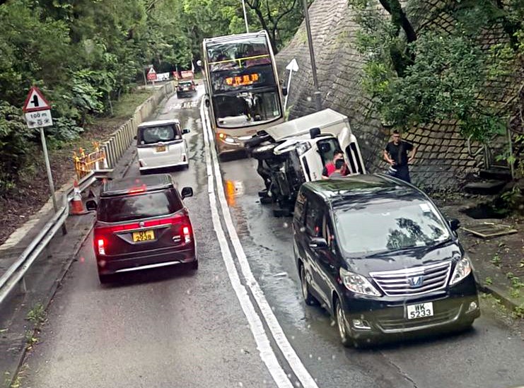 貨車失控翻側。fb：馬路的事討論區
