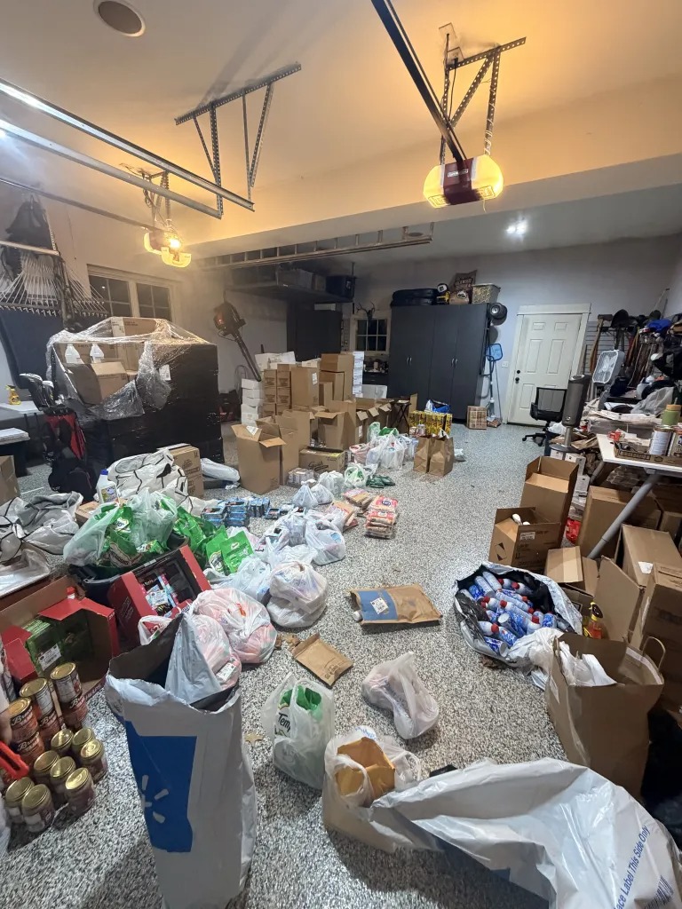 隨着規模擴大，他逐漸改為向批發商入貨，並存放在父母家中的車庫