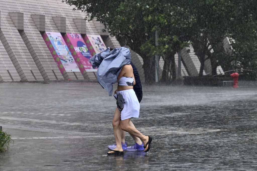 多名市民到海邊「追風」。