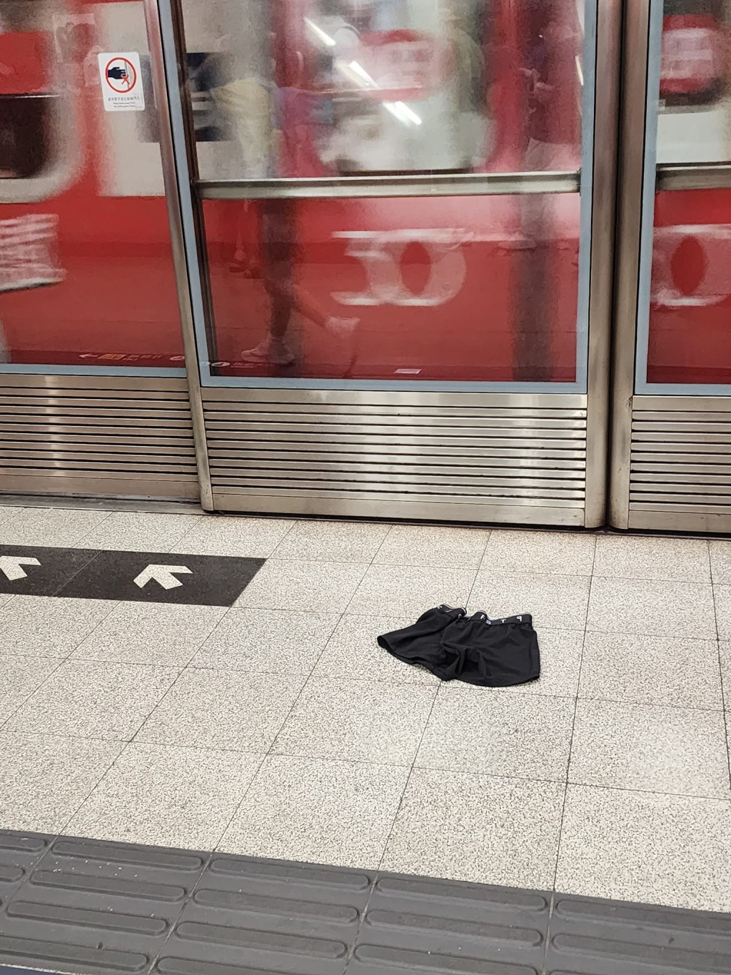 網民對這條躺平於港鐵月台上的黑色孖煙囪浮想聯翩。網圖