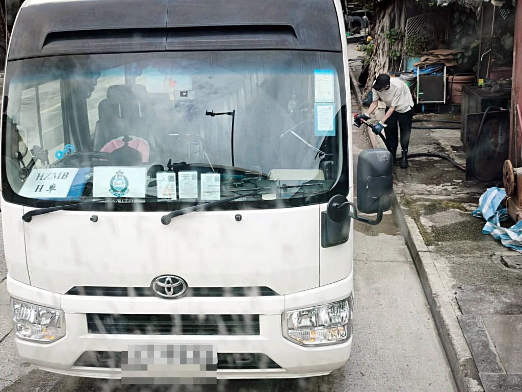 掛有有入境處徽章的白色小巴懷疑入鬼油。fb：大埔 TAI PO