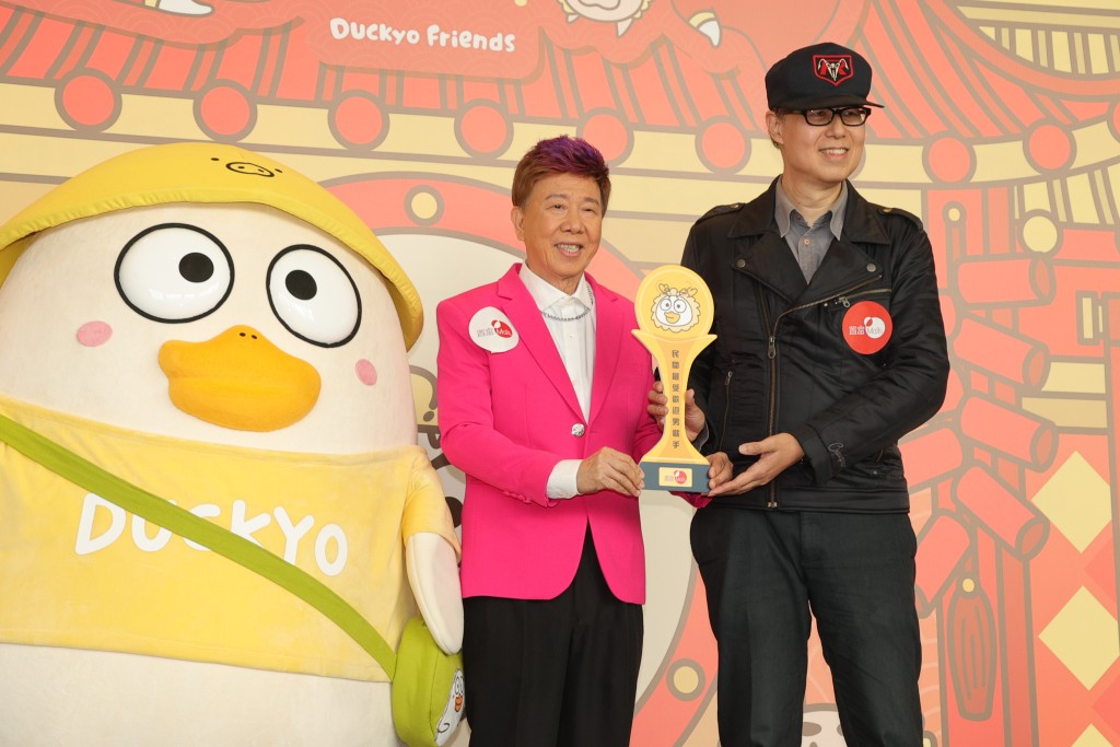 尹光得到主辦單位頒發《民間最受歡迎男歌手獎》。