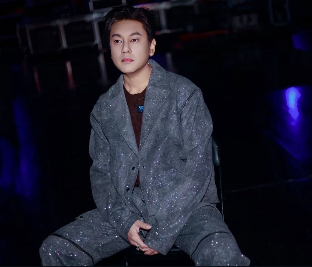 被“踢出局”后的朱孝天，疑似在粉丝群影射阿信假唱。