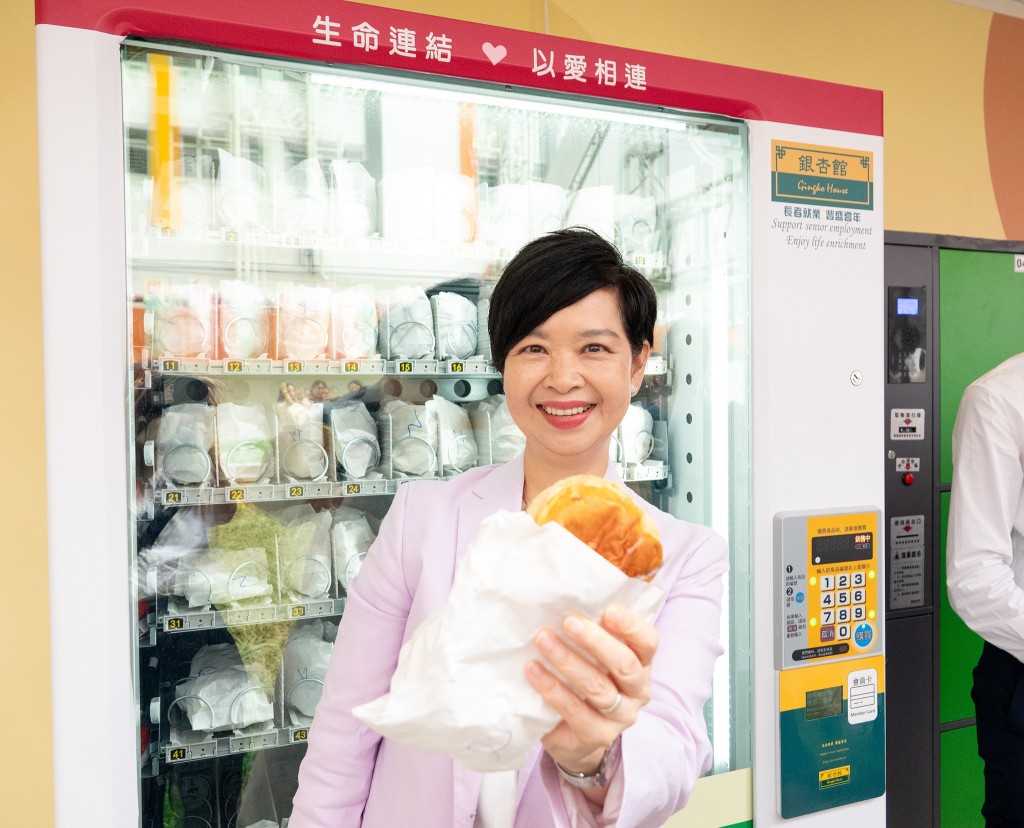 何永賢指銀杏館設的麵包機,供已登記住戶每日免費取一個麵包等。 何永賢指銀杏館設的麵包機,供已登記住戶每日免費取一個麵包等。