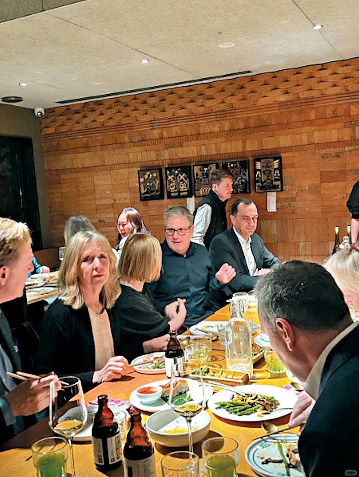 施纪贤享用13道云南特色菜品。