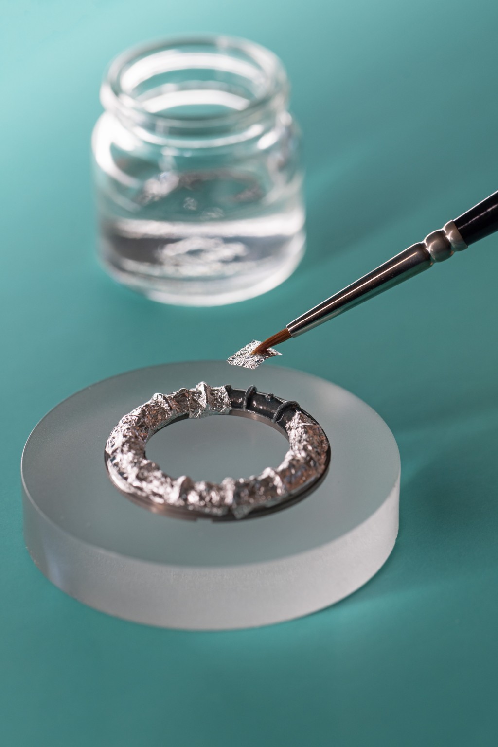 钻石乃用来衬托表盘外围转动的Tiffany Blue 18K黄金嵌饰珐瑯（PaillonnéEnamel）外圈。