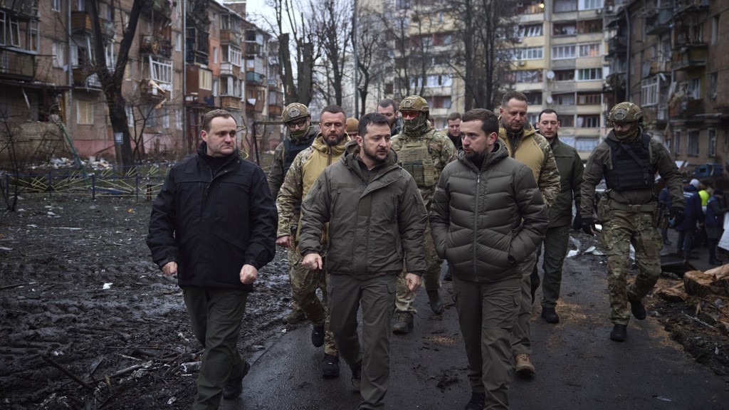 烏克蘭總統澤連斯基(中)警告，踏入新一年後，俄軍將會發動新一輪猛烈攻勢。AP