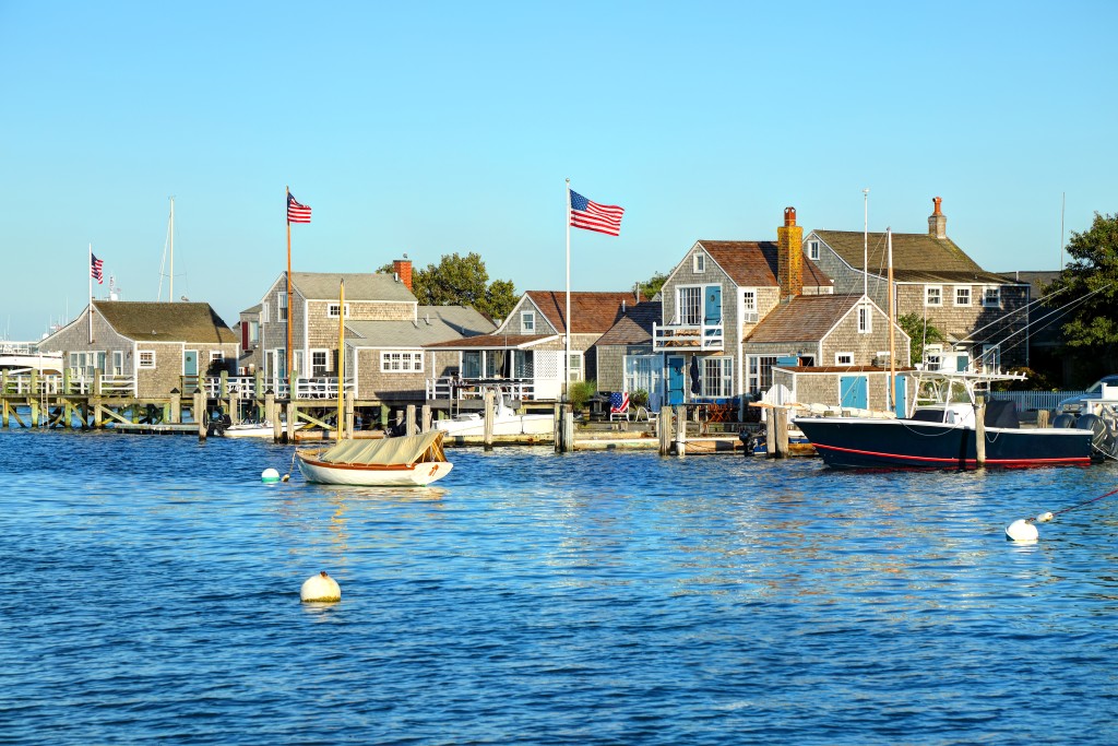 在美國麻省被稱為「億萬富豪島」的楠塔基特島(Nantucket)上,竟有一幢價值300萬美元(約2350萬港元)的獨立屋可免費贈予他人。 在美國麻省被稱為「億萬富豪島」的楠塔基特島(Nantucket)上,竟有一幢價值300萬美元(約2350萬港元)的獨立屋可免費贈予他人。