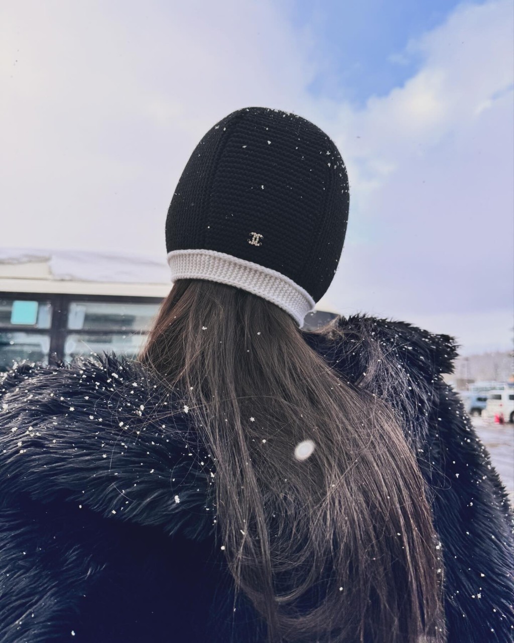 徐濠萦所戴的超Lady冷帽出自Chanel 2023/24 COCI NEIGE系列。