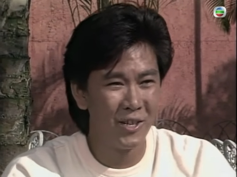 孫明光決定轉行投身時裝設計界，過著朝九晚五平凡人生活。