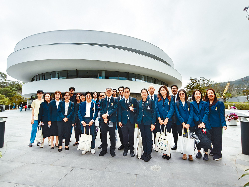 科大與世界各地高等院校建立緊密的人才交流網絡，代表於科大地標之一的逸夫演藝中心前拍照留念。