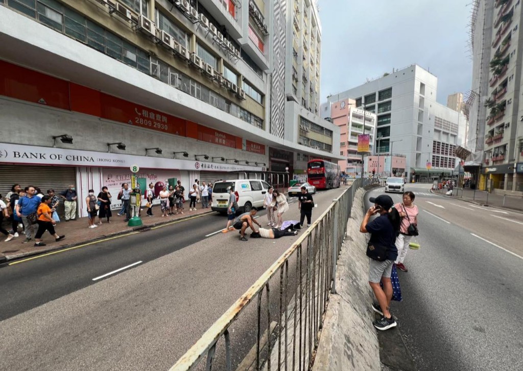 少女捱撞后，倒卧巴士前方数米的路中心，奄奄一息。fb「红磡黄埔街坊」图片