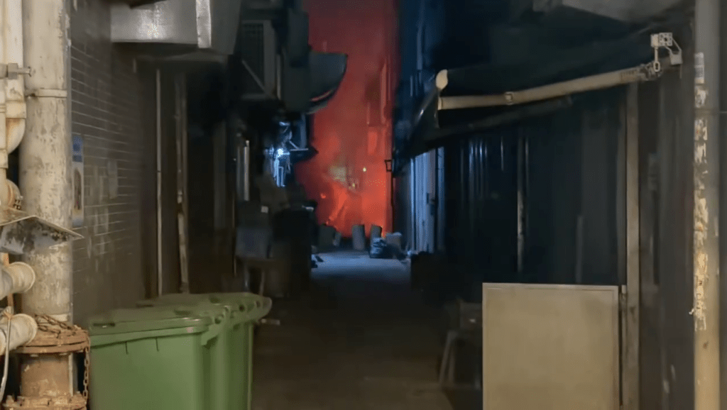 片段最後消防員已控制火勢，現場濃煙密佈。