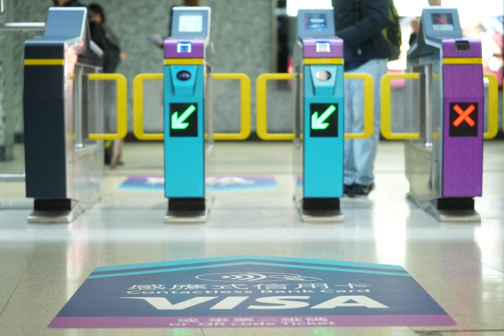 港鐵今日推出感應式信用卡出入閘新服務，並以淺藍色提示。劉駿軒攝
