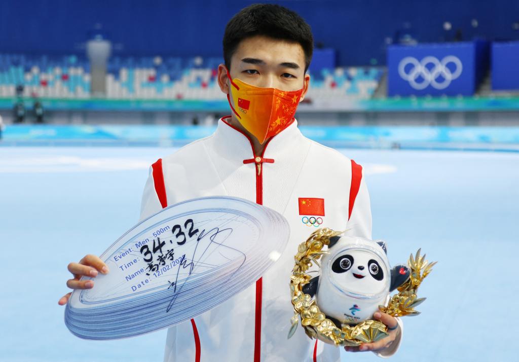 高亭宇在北京冬奧會開幕禮上擔任中國代表團持旗手。資料圖片