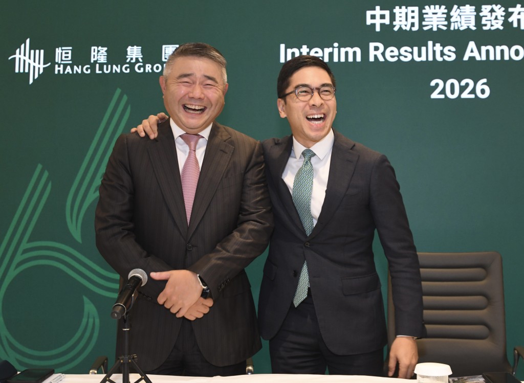 恒隆董事長陳文博感謝即將榮休的行政總裁盧韋柏（左），指他過去8年的卓越成就與重大貢獻，為公司未來的持續發展奠定堅實基礎。