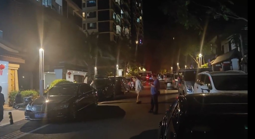 地震後，景洪市有屋苑居民紛紛到戶外避險。微博