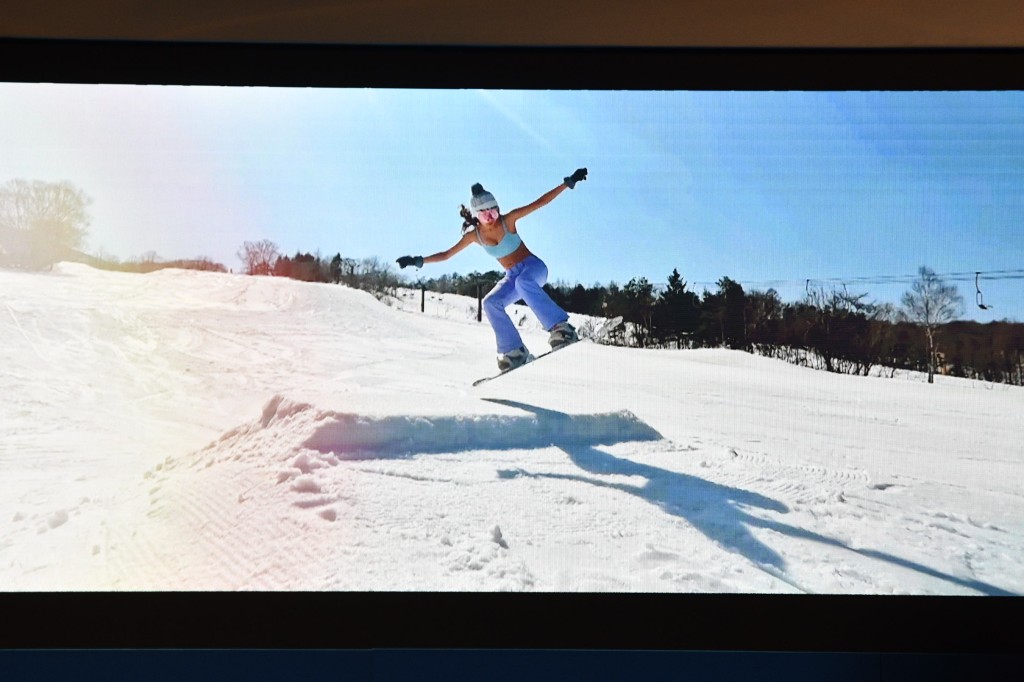 余思霆在新節目着運動bra top滑雪。