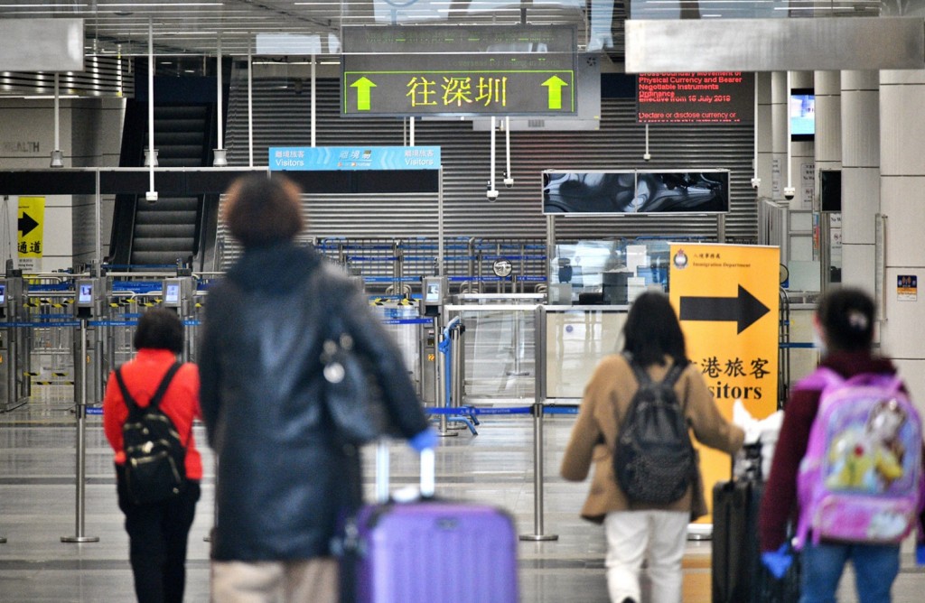 入境处呼吁市民尽量避免在繁忙时段过关。资料图片