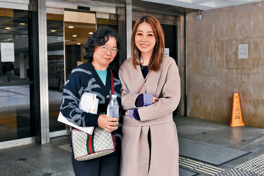 女藝員張韋怡（右）控告姑仔誹謗案昨續審，其母曾秀英（左）出庭作證。