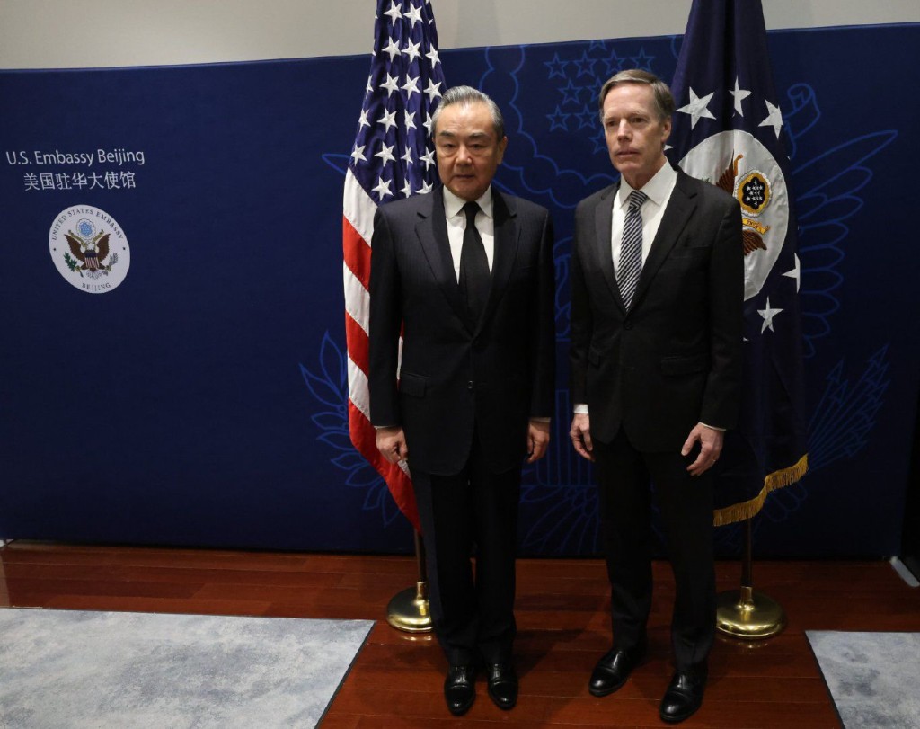 王毅與美國駐華大使尼古拉斯‧伯恩斯（Nicholas Burns）合照。（圖‧美國駐華大使館）