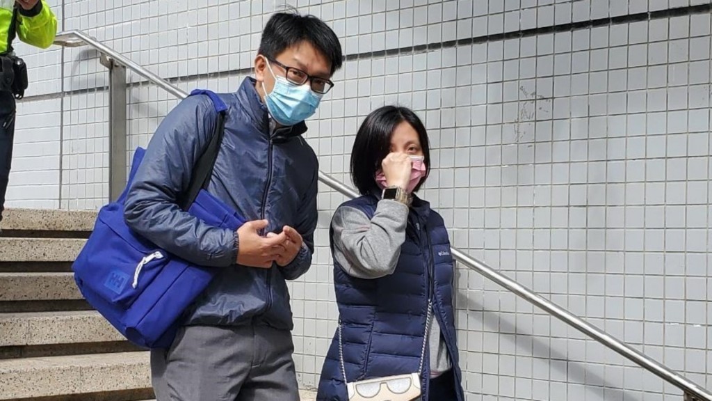 被告李啟廸(左)承認控罪。陳曉欣攝