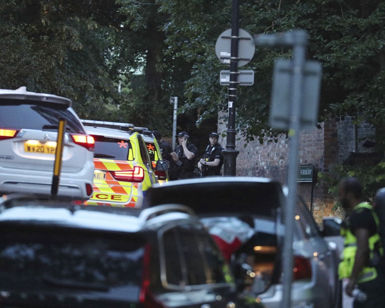 事发后大批警员到场调查。AP 