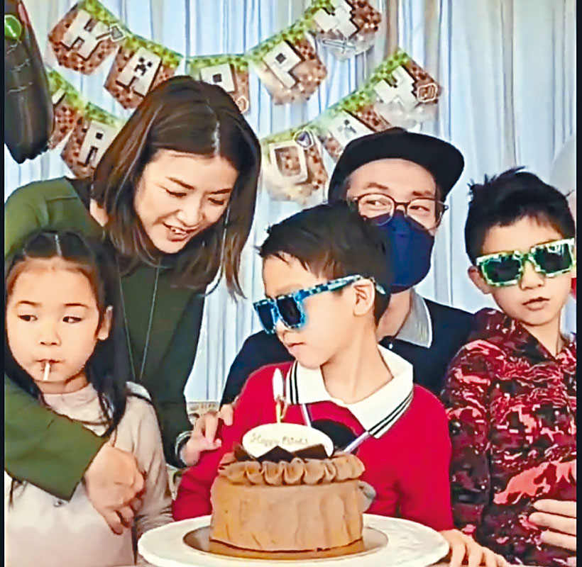 陳豪和老婆仔女影合照都戴實口罩。