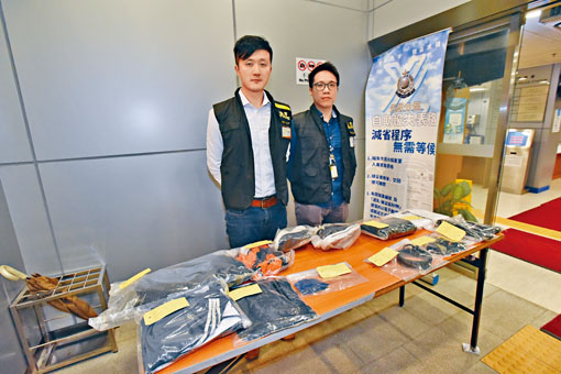 署理警司歐陽德（左）展示證物。
