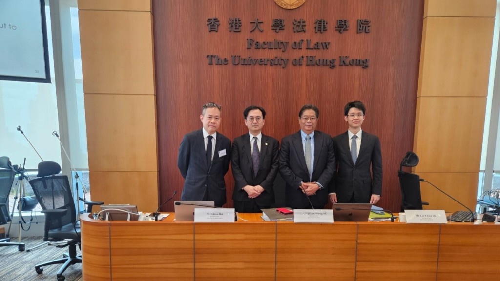 (左起) 香港大學法律學院首席講師許文恩大律師、王鳴峰資深大律師、華南(香港)國際仲裁院執行主席王桂壎及黎駿浩大律師,在講座後合照留念。