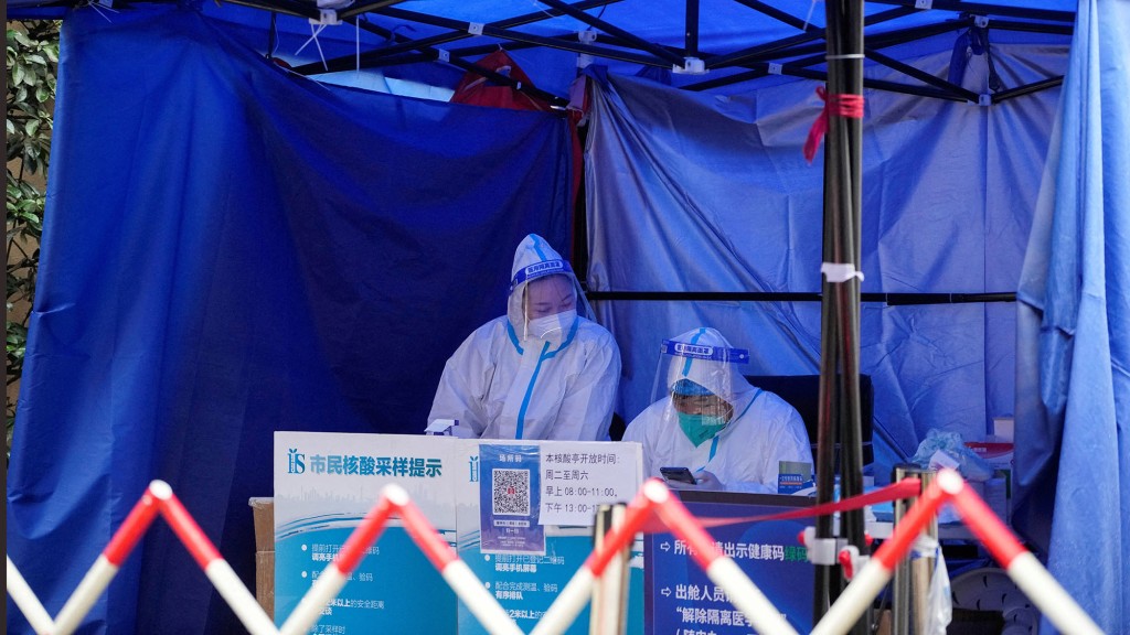 新华社发文指中国抗疫三年成果：「病毒弱了，我们强了。」路透社图