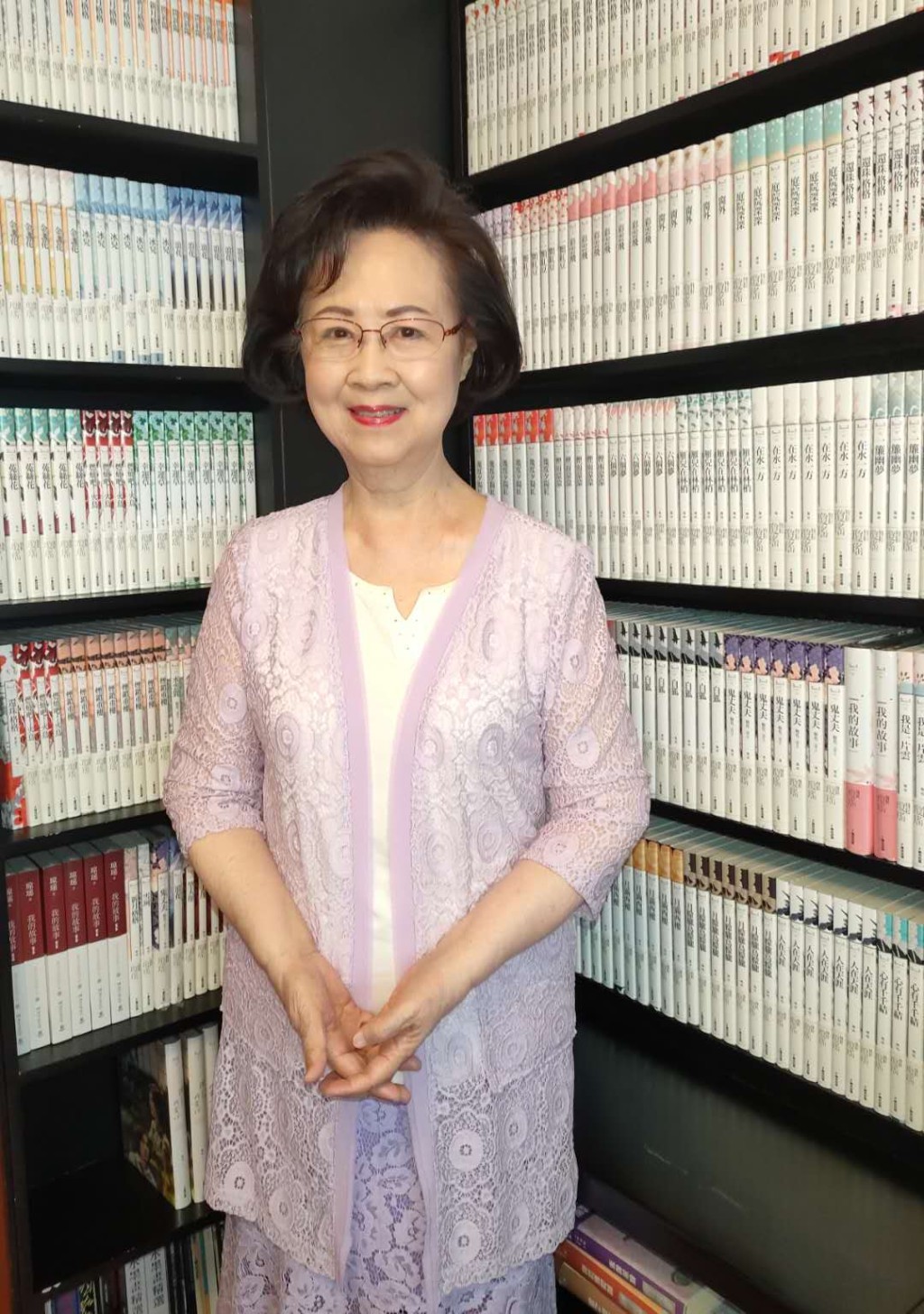 琼瑶是台湾知名作家。