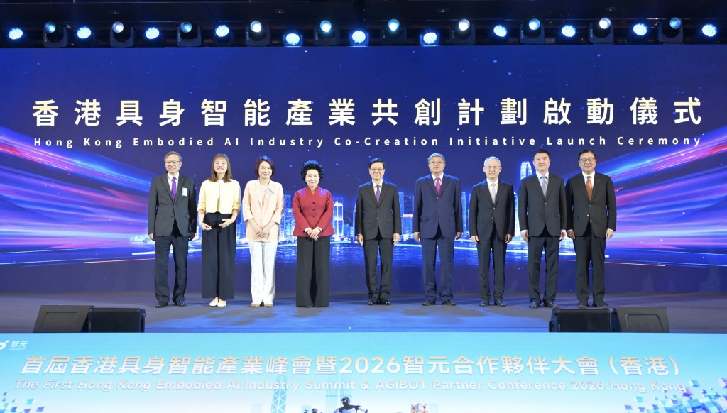 (左三起)立法會主席李慧琼、香港中華聯誼會會長鄭翔玲、行政長官李家超、中聯辦副主任羅永綱、外交部駐港公署副特派員李永勝、智元機器人創始人鄧泰華、貿發局主席馬時亨等啟動儀式。政府新聞處圖片 (左三起)立法會主席李慧琼、香港中華聯誼會會長鄭翔玲、行政長官李家超、中聯辦副主任羅永綱、外交部駐港公署副特派員李永勝、智元機器人創始人鄧泰華、貿發局主席馬時亨等啟動儀式。政府新聞處圖片