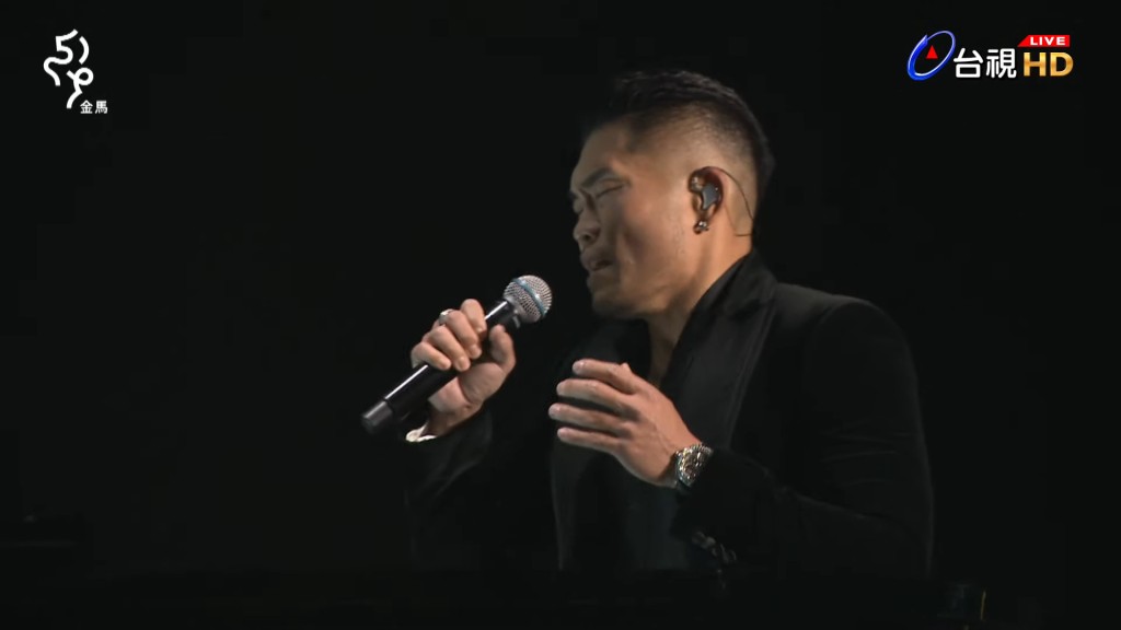 歌王李玖哲在悼念环节演唱，背后萤幕出现多位今年离世的电影人。