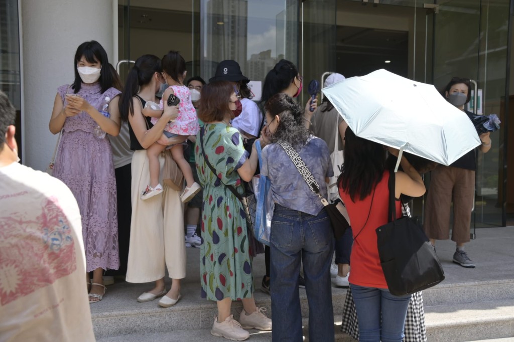 不少「姜糖」在場等候。
