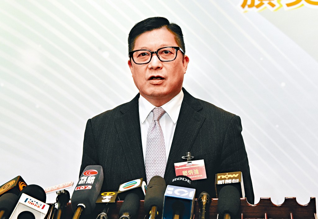 鄧炳強表示,保安局專責組一直有與受害者家屬聯絡。