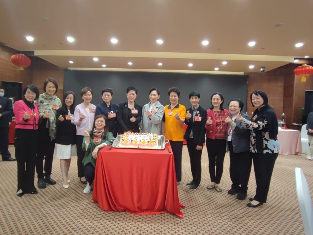 港区政协委员在驻地庆祝妇女节。