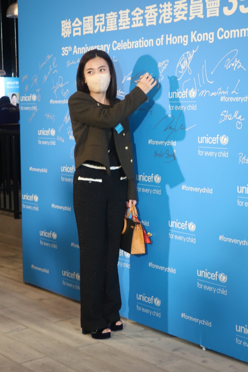 劉鑾雄太太陳凱韻單拖現身。