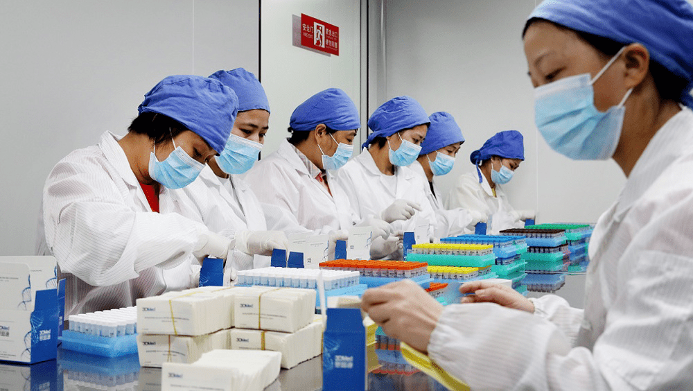 甲流激增，圖為在上海生產的新冠與流感聯檢試劑盒。新華社