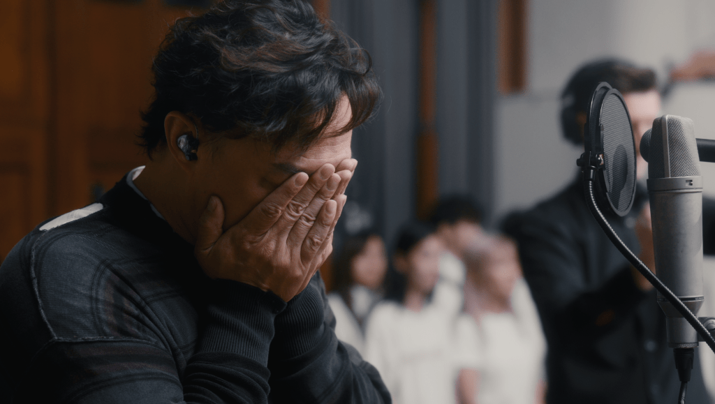 陳奕迅在管弦樂磅礡氣圍中,淚崩錄音室。 陳奕迅在管弦樂磅礡氣圍中,淚崩錄音室。