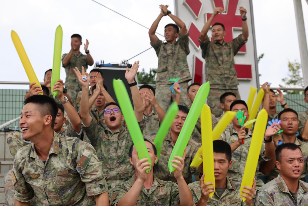 駐港解放軍於場邊吶喊助威。 駐港解放軍於場邊吶喊助威。