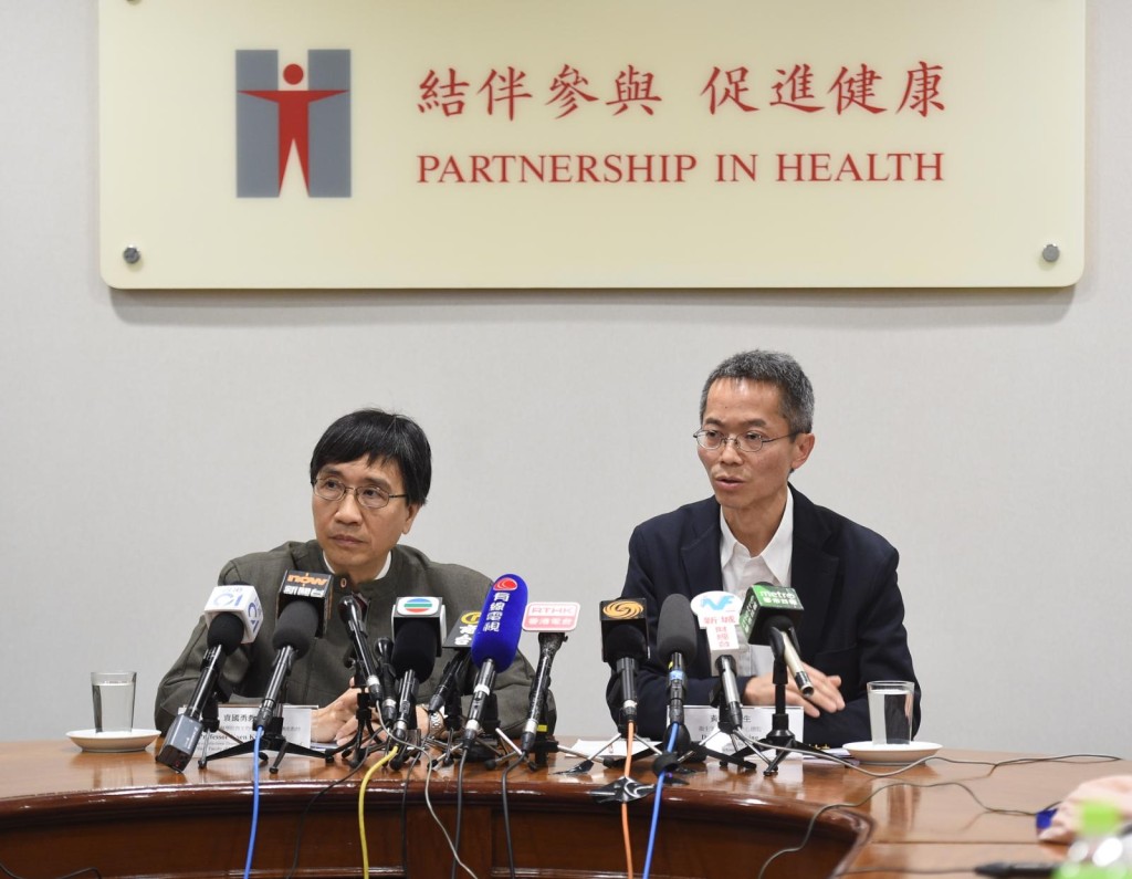 港大微生物學系講座教授袁國勇(左)