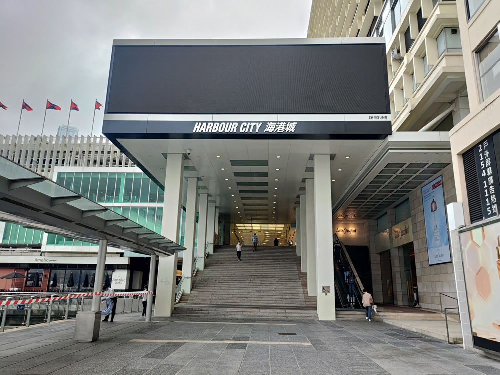位于尖沙咀海旁商场的「网红楼梯」坐拥开扬的维多利亚港景色，轻易就可以找到「宝藏机位」（来源：香港自游乐在18区）