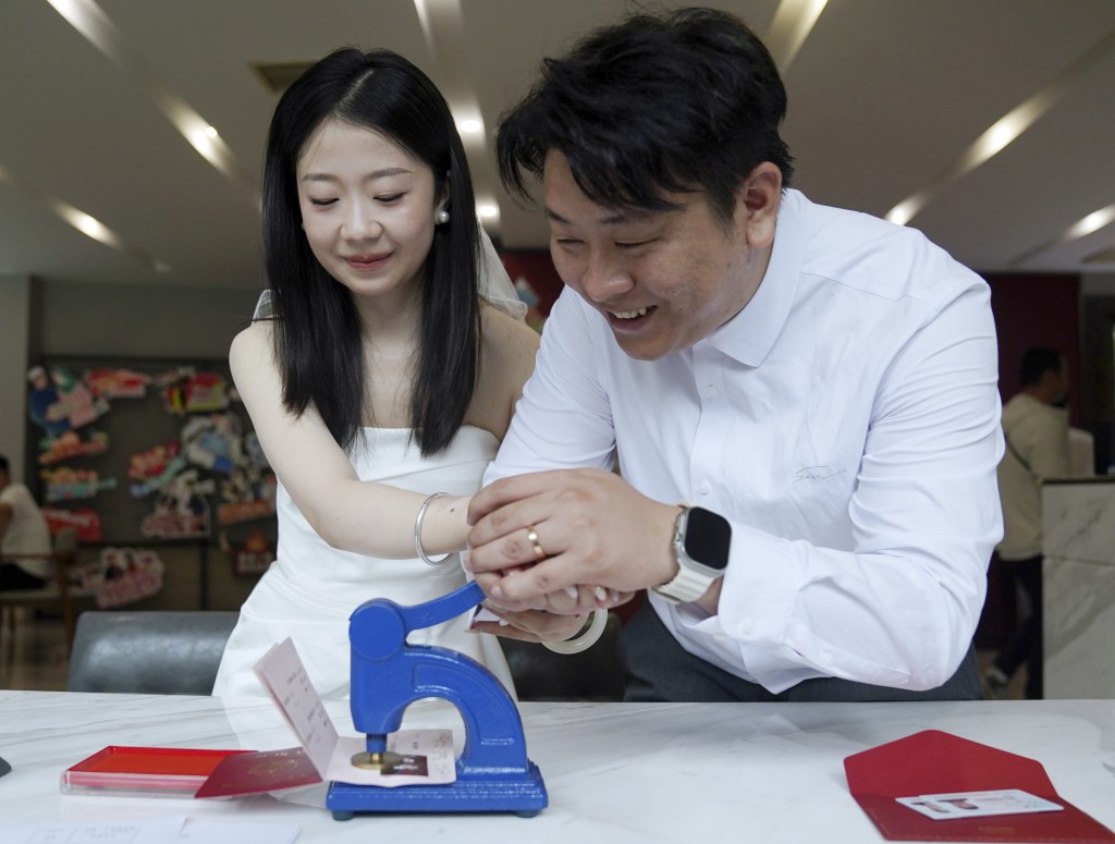「七夕」節，內地多個城市的婚姻登記處迎來結婚登記高峰。新華社