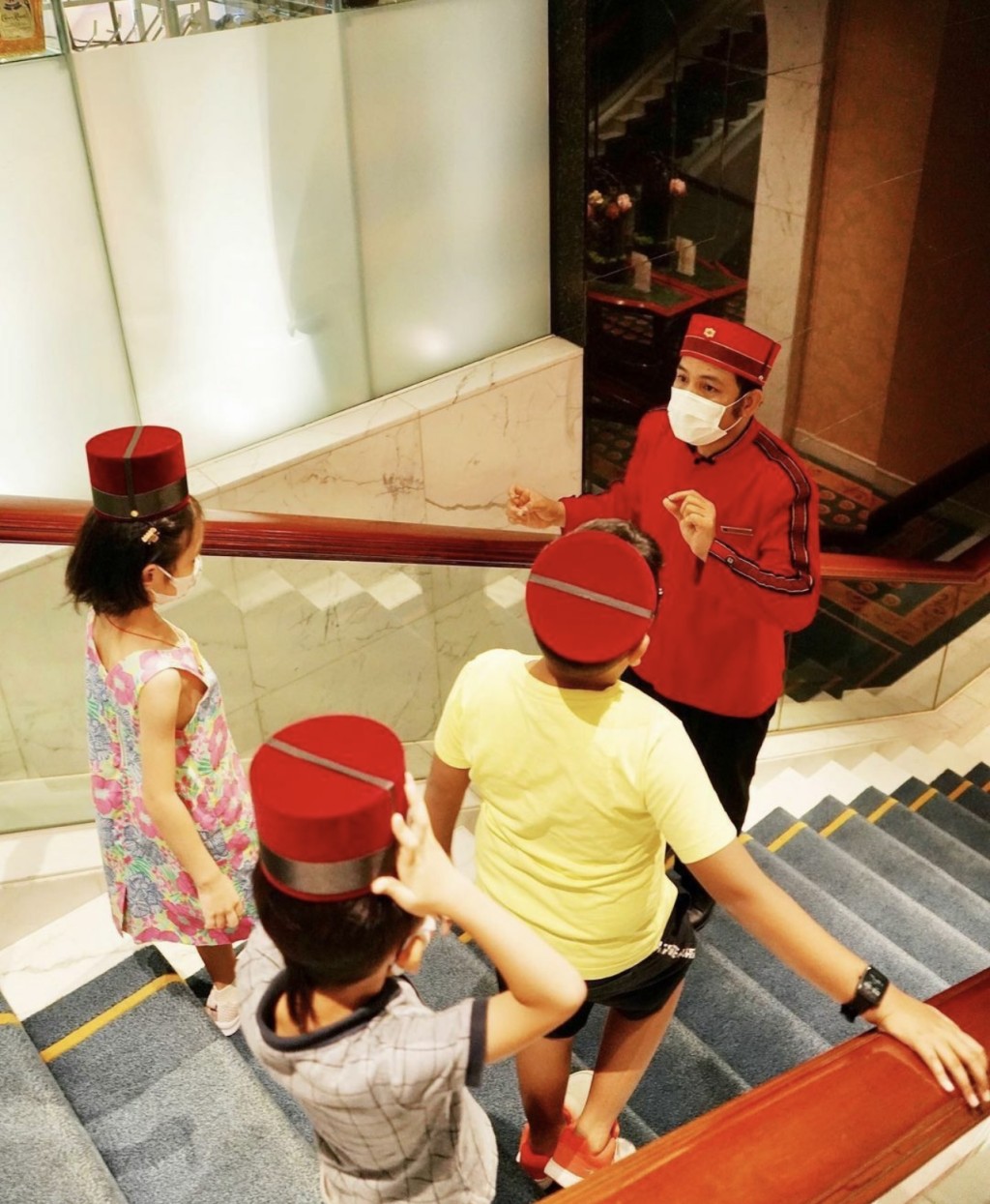 ■除了各式玩樂，小朋友也可以一試擔任香格里拉大使見習行李員，幫忙迎接賓客。