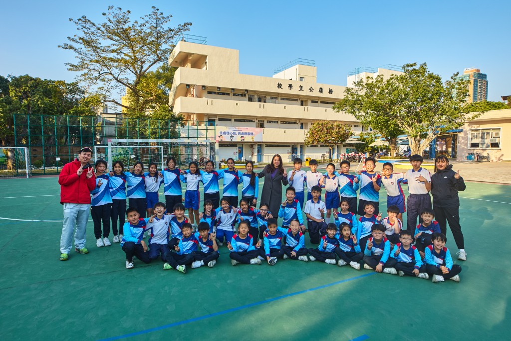 男女子組及幼兒手球隊隊員；（左一）粉嶺公立學校林宇輝副校長（正中）余美賢校長、（右一）舊生彭穎妍教練。（圖：霍楚暉）