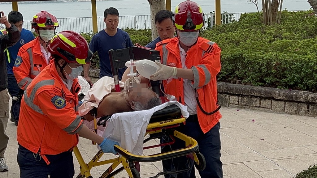 香港仔瀑布灣男子墮海昏迷，由救護員送院。蔡楚輝攝